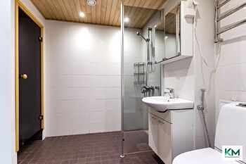 Huone Annalassa (naiset)| | 11-17m2 | 395€-465€