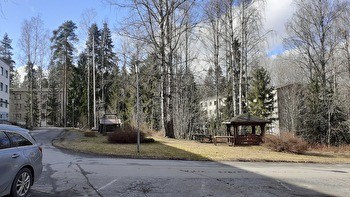 Rauhallinen asunto metsämaisemalla