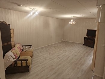 Huone isossa rivitalohuoneistossa