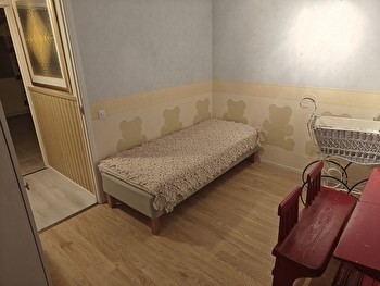 Huone isossa rivitalohuoneistossa