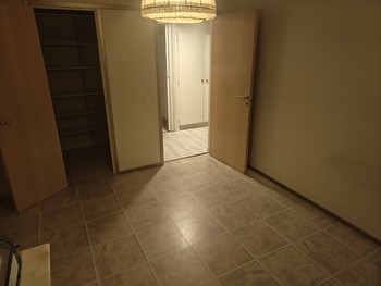 Huone isossa rivitalohuoneistossa