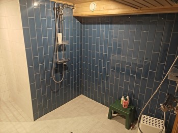 Huone isossa rivitalohuoneistossa