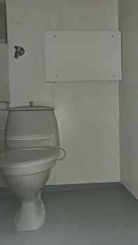 Vapaana ylimmän kerroksen yksiö lasitetulla parvekkeella