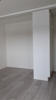 Vapaana ylimmän kerroksen yksiö lasitetulla parvekkeella