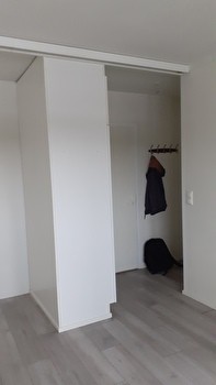 Vapaana ylimmän kerroksen yksiö lasitetulla parvekkeella