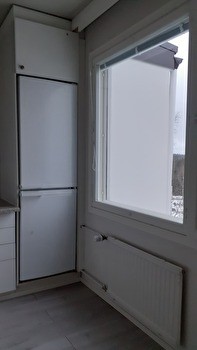 Vapaana ylimmän kerroksen yksiö lasitetulla parvekkeella