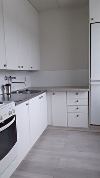 Vapaana ylimmän kerroksen yksiö lasitetulla parvekkeella