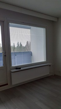 Vapaana ylimmän kerroksen yksiö lasitetulla parvekkeella
