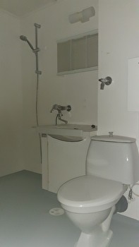 Vapaana ylimmän kerroksen yksiö lasitetulla parvekkeella