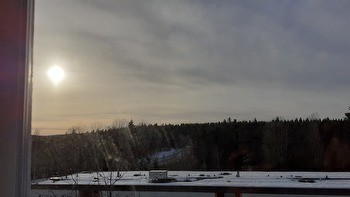 Vapaana ylimmän kerroksen yksiö lasitetulla parvekkeella