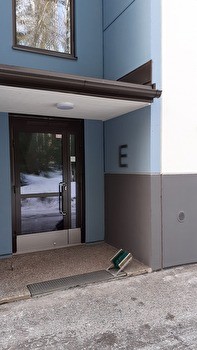 Vapaana ylimmän kerroksen yksiö lasitetulla parvekkeella