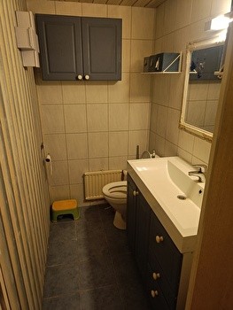 Huone tilavassa rivitalohuoneistossa