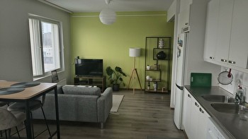 Ylimmän kerroksen parvekkeellinen kalustettu kaksio metsänäköalalla