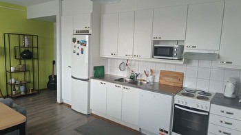 Ylimmän kerroksen parvekkeellinen kalustettu kaksio metsänäköalalla