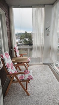 Ylimmän kerroksen parvekkeellinen kalustettu kaksio metsänäköalalla
