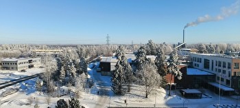 Ylimmän kerroksen parvekkeellinen kalustettu kaksio metsänäköalalla