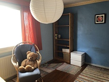 Viihtyisä huone omakotitalon yläkerrassa