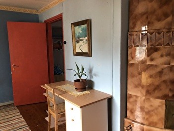 Viihtyisä huone omakotitalon yläkerrassa