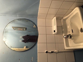 Viihtyisä huone omakotitalon yläkerrassa