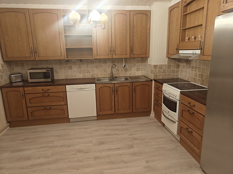 Huone isossa rivitalohuoneistossa